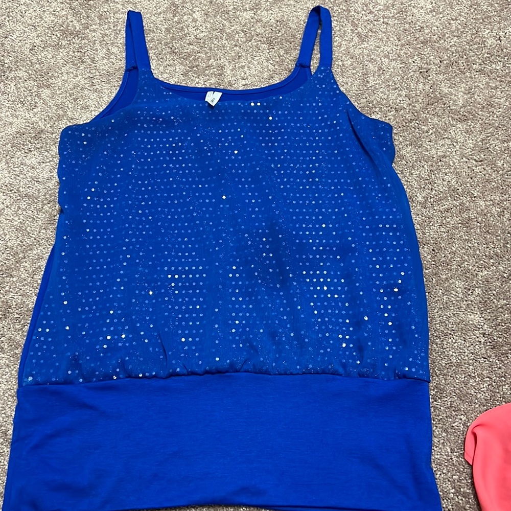 Size large top. No holes or stains